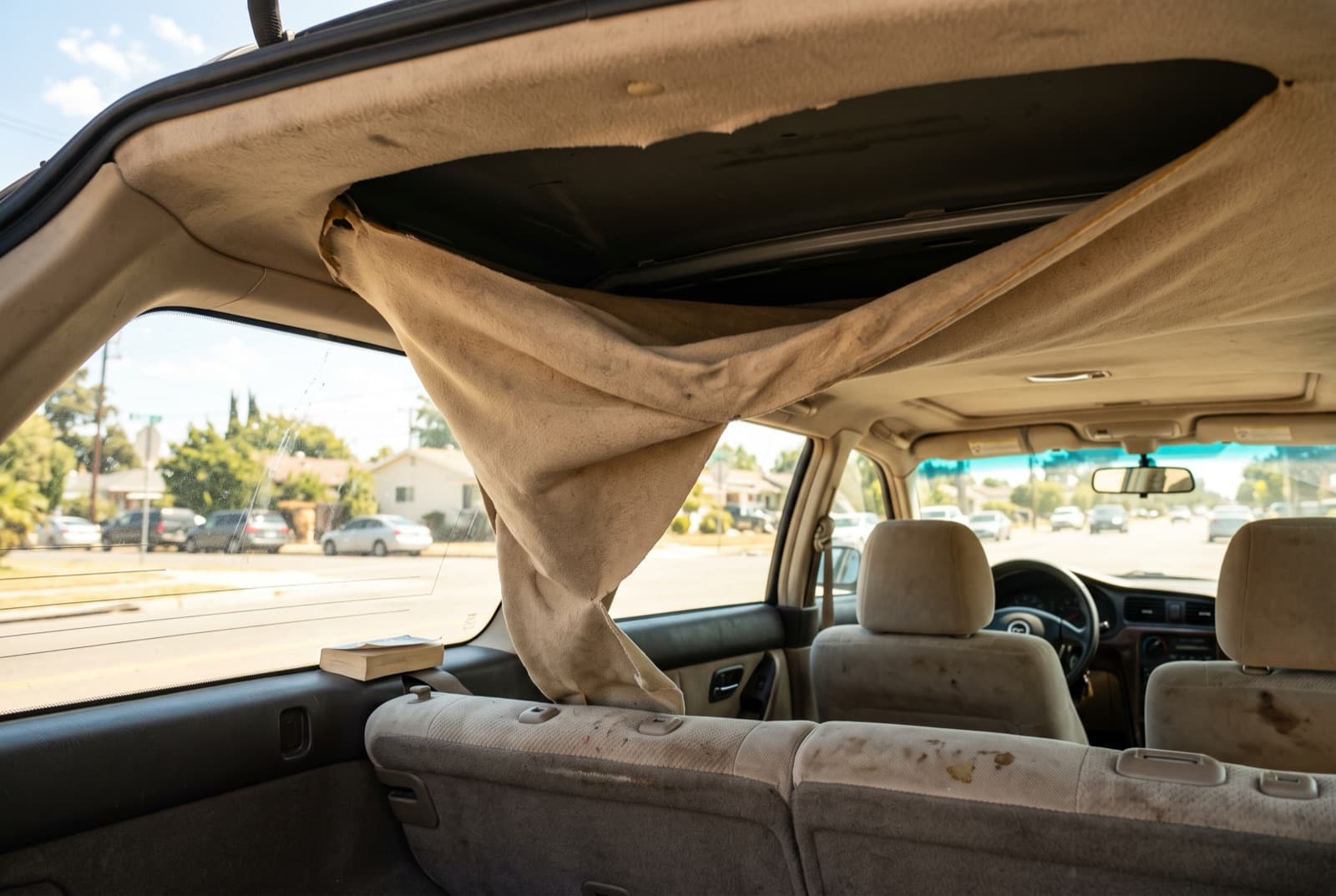 techo de coche descolgado por el calor en Mallorca